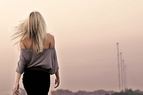 Фото картинки: уходящей женщины